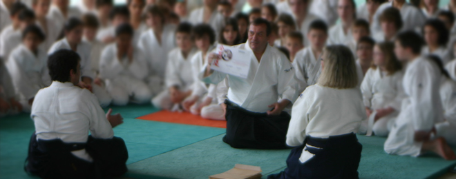 Jean-Luc Fontaine remettant des diplômes aux enfants (Hauteville, 2012)